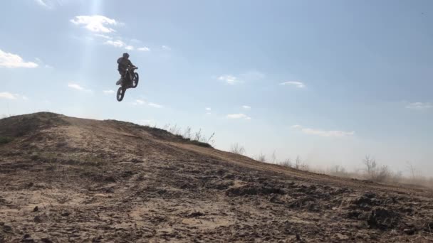 Motocross Sporcular Motosiklet Sürmek Profesyonel Bir Motokros Motosikleti Kumlu Bir — Stok video