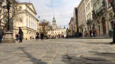 Eski Avrupa şehri. Lviv şehir merkezi, insanlar yürüyor. Zaman aralığı