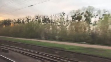 Yük treni demiryolundan geçiyor. Yüksek hızlı trenin penceresinden.
