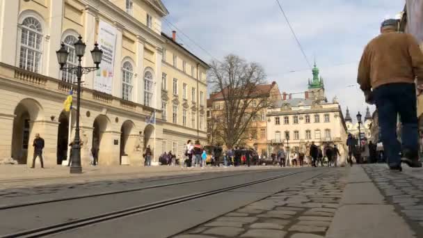 Alte Europäische Stadt Das Stadtzentrum Von Lviv Die Menschen Gehen — Stockvideo