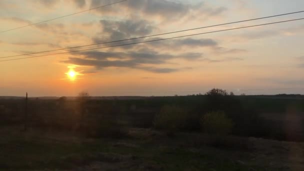 Pôr Sol Contra Pano Fundo Natureza Partir Janela Trem Alta — Vídeo de Stock