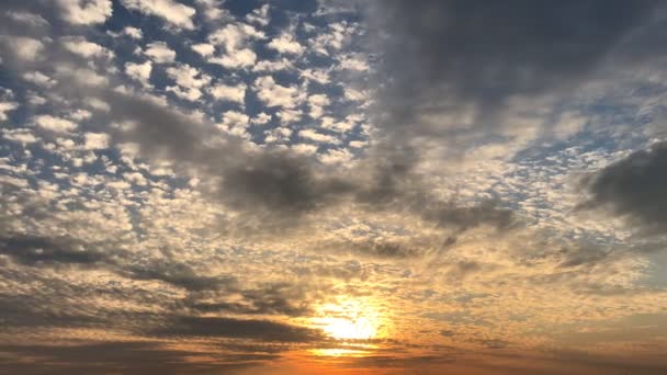 Белые Облака Отражении Солнца Закате Временной Интервал — стоковое видео