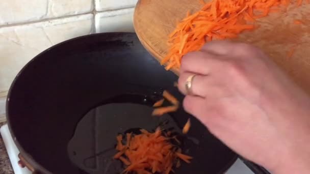 Femme Frites Tranchées Carottes Dans Une Poêle Carottes Hachées Tombent — Video