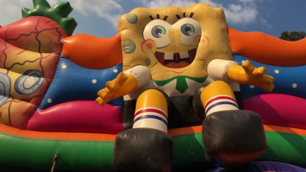 Felfújható Spongya Bob Gyerekparty Attrakció Felfújható Csúszda — Stock videók