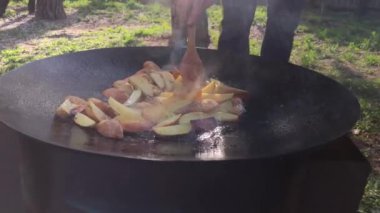 Patatesleri ateşte pişirmek. Bahçede barbekü, yanan ateş.