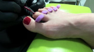 Pedikür. Güzellik salonunda usta kadının bacaklarında güzellik yapar. Ayak soyma, pedikür