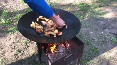 Patatesleri ateşte pişirmek. Bahçede barbekü, yanan ateş.