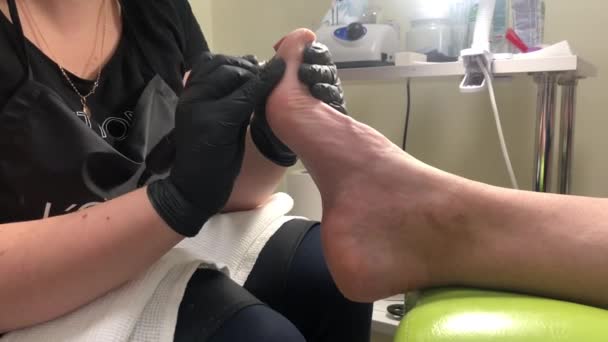 Pedicure Salonie Piękności Mistrz Sprawia Piękno Nogach Kobiety Peeling Stóp — Wideo stockowe