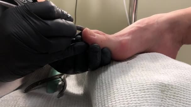 Pedicure Schoonheidssalon Maakt Meester Schoonheid Benen Van Vrouw Voet Peeling — Stockvideo