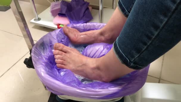 Pedicure Salonie Piękności Mistrz Sprawia Piękno Nogach Kobiety Peeling Stóp — Wideo stockowe