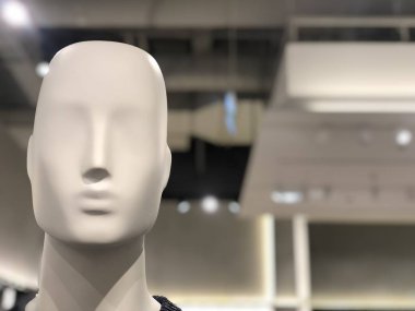 Giyim mağazasındaki manken. Moda salonu, manken - bebek giyim arka planda duruyor.