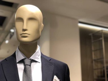 Giyim mağazasındaki manken. Moda salonu, manken - bebek giyim arka planda duruyor.