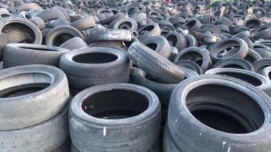 Araba lastiklerini boşaltın. Bir yığın da eski kullanılmış lastikler. Video görüntüleri