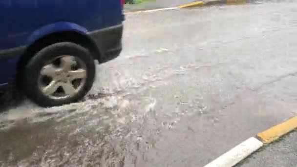 Auto Prochází Kaluží Proud Vody Dešti Ulici Teče Dešťní Voda — Stock video