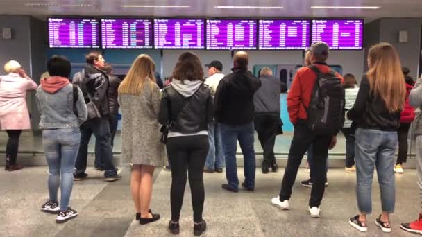 Människor Står Flygplatsen Och Vänta Ankomsten Flygplanet Flygplatsloungen Står Många — Stockvideo