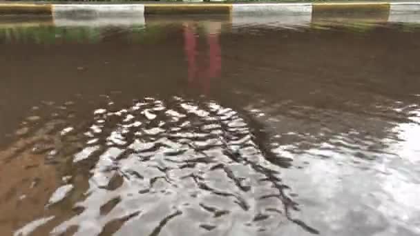 Stroom Van Water Regen Plassen Stoep Straat Regenwater Stroomt Bewolkt — Stockvideo