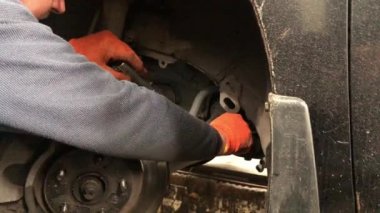 Usta arabayı tamir ediyor. Tamirci arabanın teşhisini koyar. Irpen, Kiev bölgesinde tamirhane, 16 Mayıs 2019.