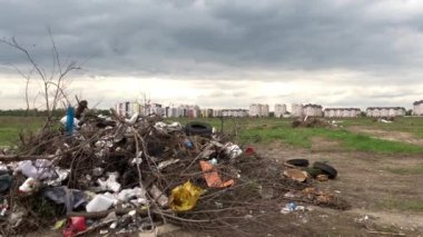 Evlerin arka planında bir çöp yığını. Çevre kirliliği.