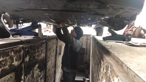 主人修理汽车 修理工对汽车进行诊断 2019年5月16日 基辅地区伊尔彭的修理店 — 图库视频影像