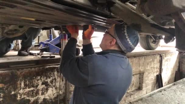 主人修理汽车 修理工对汽车进行诊断 2019年5月16日 基辅地区伊尔彭的修理店 — 图库视频影像