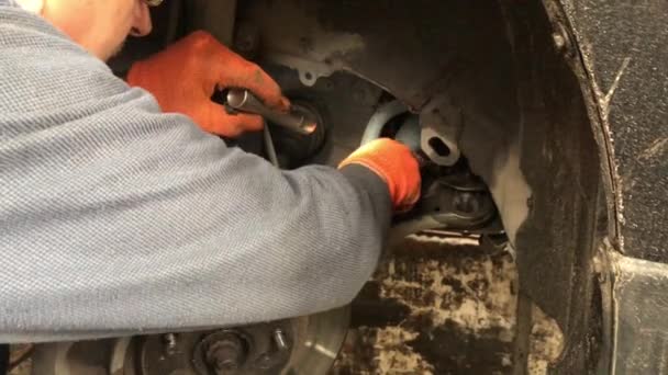 Maestro Repara Coche Mecánico Hace Diagnóstico Del Coche Talleres Reparación — Vídeos de Stock