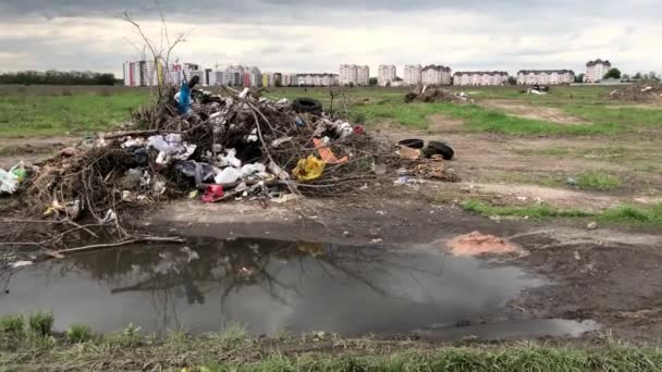 Una Pila Basura Fondo Las Casas Contaminación Ambiental — Vídeos de Stock