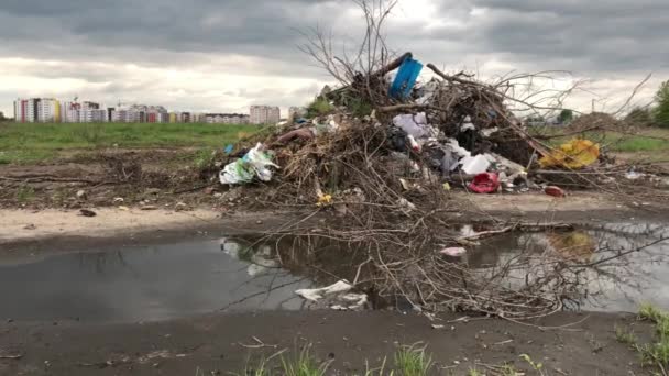 Una Pila Basura Fondo Las Casas Contaminación Ambiental — Vídeos de Stock