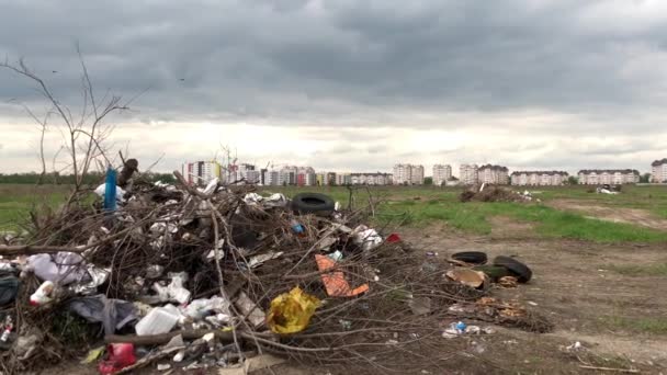 Een Stapel Vuilnis Achtergrond Van Huizen Milieuvervuiling — Stockvideo