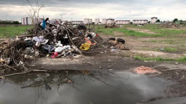 Ein Müllhaufen Auf Dem Hintergrund Von Häusern Umweltverschmutzung — Stockvideo