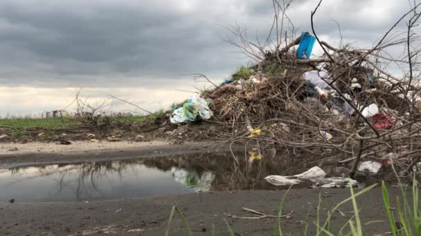 Ένα Μάτσο Σκουπίδια Στο Φόντο Των Σπιτιών Ρύπανση Του Περιβάλλοντος — Αρχείο Βίντεο