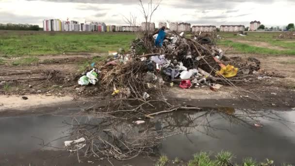Hromada Odpadků Pozadí Domů Znečištění Životního Prostředí — Stock video