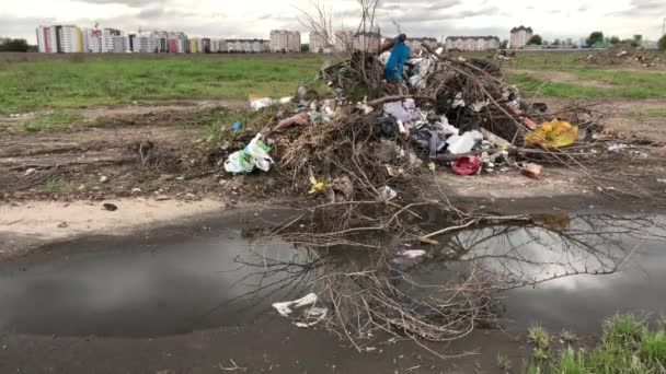 Una Pila Basura Fondo Las Casas Contaminación Ambiental — Vídeos de Stock