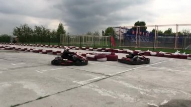 Yarış pistinde karting. Küçük spor otomobillerde yarış.