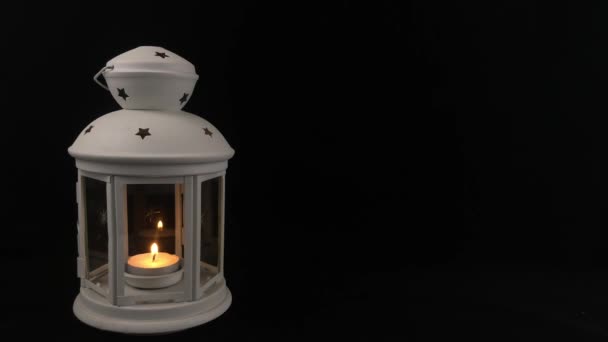 Weiße Lampe Mit Kerze Lampe Auf Schwarzem Hintergrund — Stockvideo