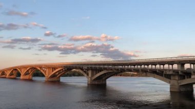 Geniş bir nehir üzerinde köprü. Kiev Dinyeper Nehri, 