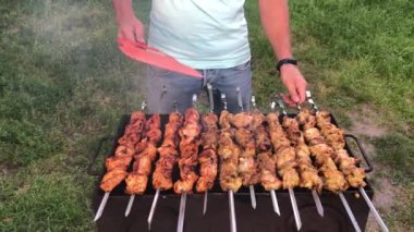 Izgarada kebap pişiriyorum. Izgarada kömür yakmak, şişlerde etli kebaplar. Doğada aile pikniği.