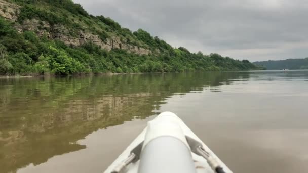 Raften Een Catamaran Kalme Rivier Dnjestr Voorkant Van Boot Kan — Stockvideo