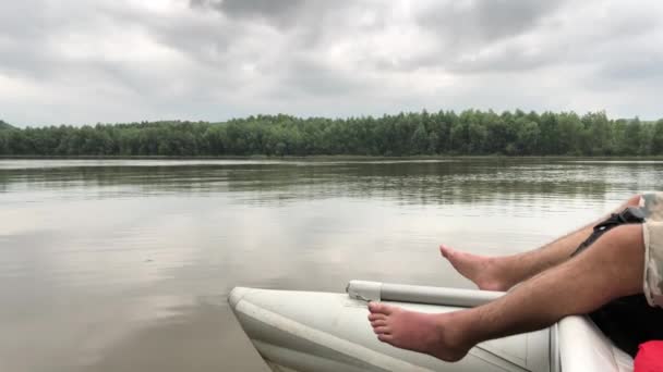 Raften Een Catamaran Kalme Rivier Dnjestr Een Man Rust Een — Stockvideo