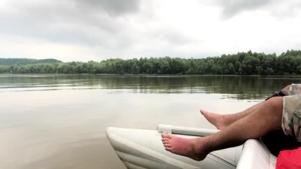 Rafting Catamaran Sur Rivière Calme Dniester Homme Repose Sur Bateau — Video