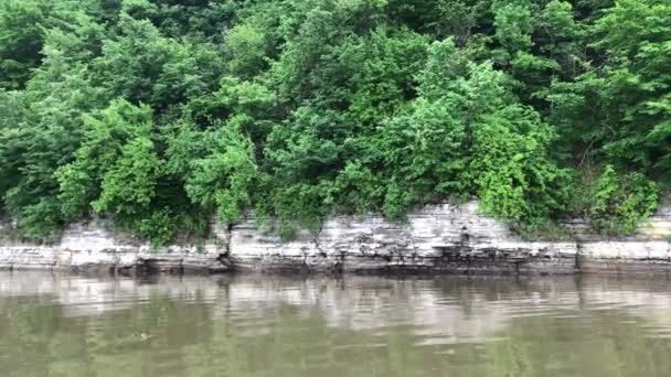 Rafting Katamaran Podél Kaňonu Řeky Dniester Kamenité Zelené Pobřeží Odražené — Stock video