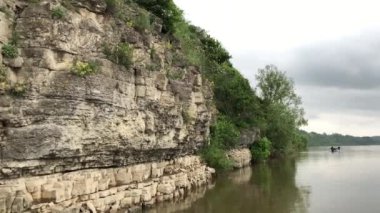 Kanyonun kayalıkları nehrin üzerinde yükselir. Dinyester Nehri kıyısında kayalık dağ uçurumu.