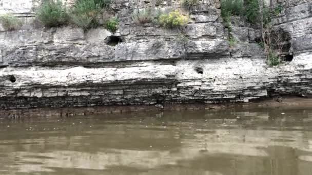渓谷の崖が川の上に上がっている ドニエスター川のほとりにある岩山の崖 — ストック動画