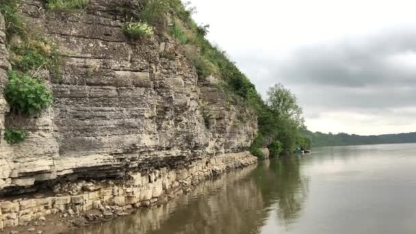 Die Klippen Der Schlucht Erheben Sich Über Den Fluss Felsige — Stockvideo