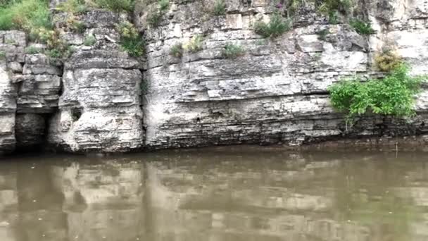 渓谷の崖が川の上に上がっている ドニエスター川のほとりにある岩山の崖 — ストック動画