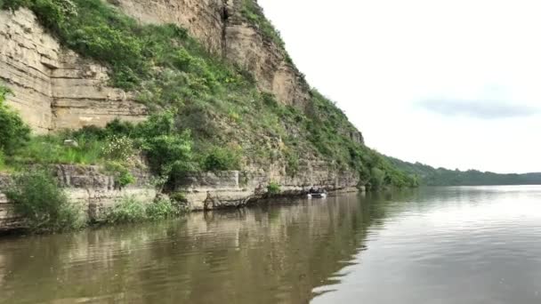 峡谷的悬崖从河上升起 德涅斯特河岸的落基山悬崖 — 图库视频影像