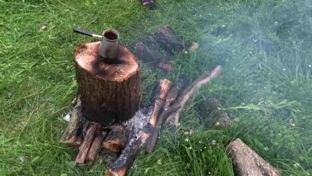 Kaffeekanne Auf Dem Feuer Während Der Wanderung Life Hacking Wie — Stockvideo