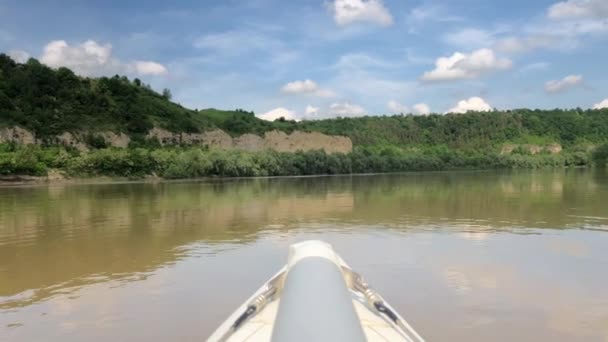 Nehirdeki Teknenin Kısmı Dinyester Nehri Nin Geniş Kanyonboyunca Bir Katamaran — Stok video