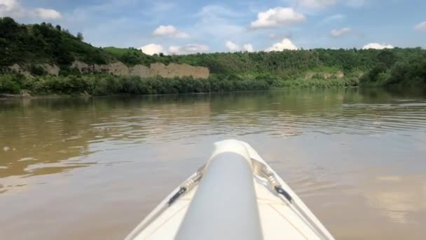 Parte Delantera Del Barco Río Rafting Catamarán Largo Del Amplio — Vídeos de Stock