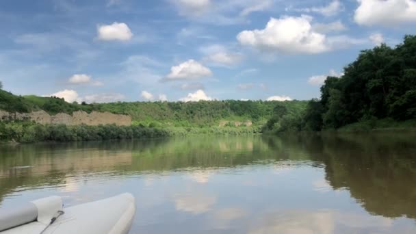 川のボートの正面 ドニエスター川の広い渓谷に沿ってカタマランでラフティング 曇りの天気 美しい風景 — ストック動画