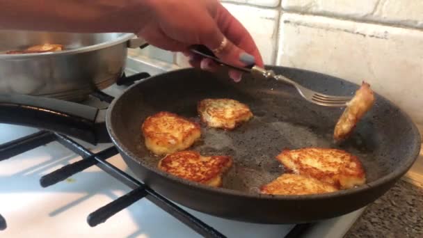 ジャガイモのパンケーキは 鍋の植物油で揚げられます ガスストーブの上でジャガイモ料理を調理 — ストック動画
